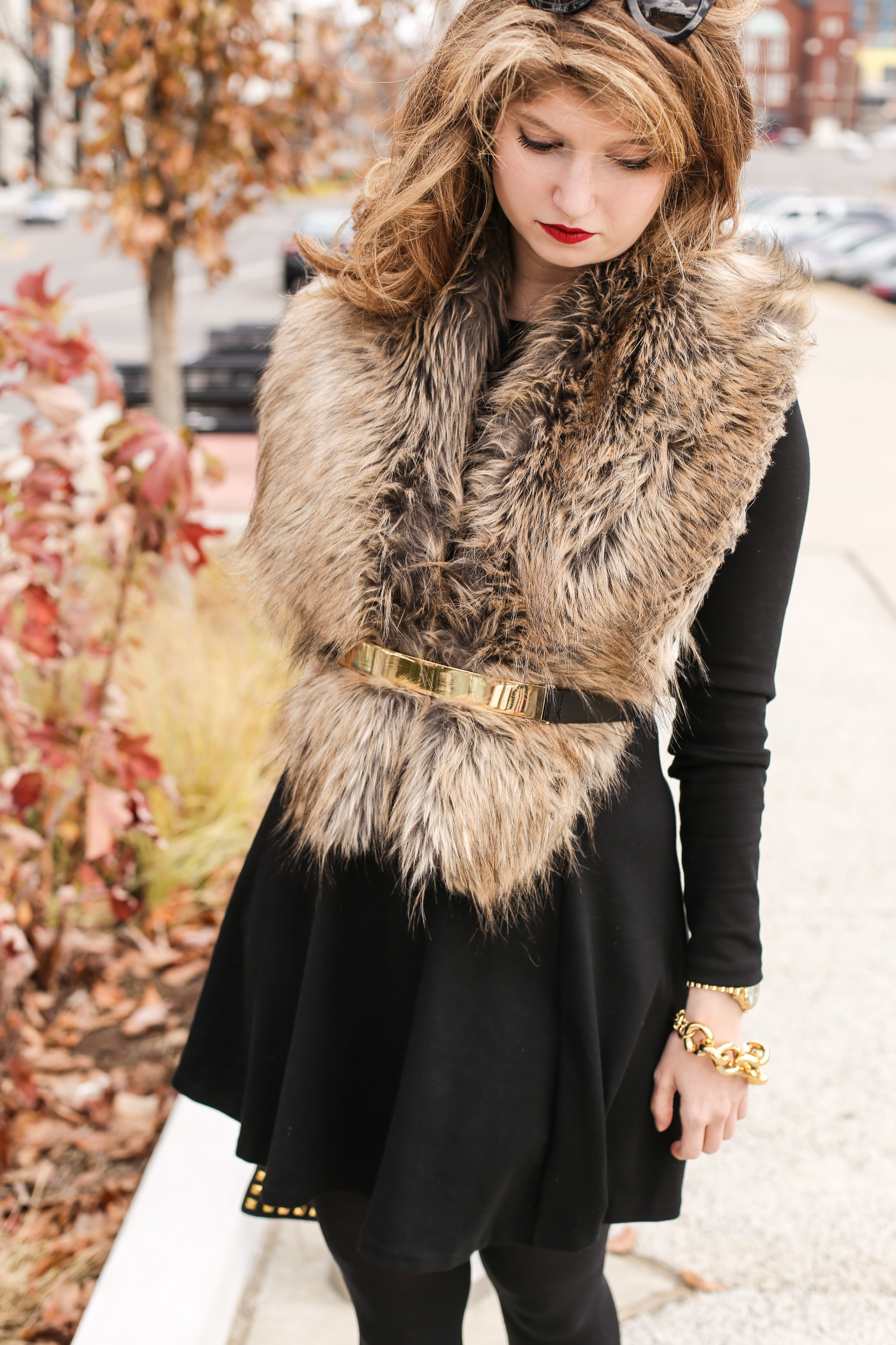 10 Glamorous Office Outfit Ideas with a Faux Fur Scarf